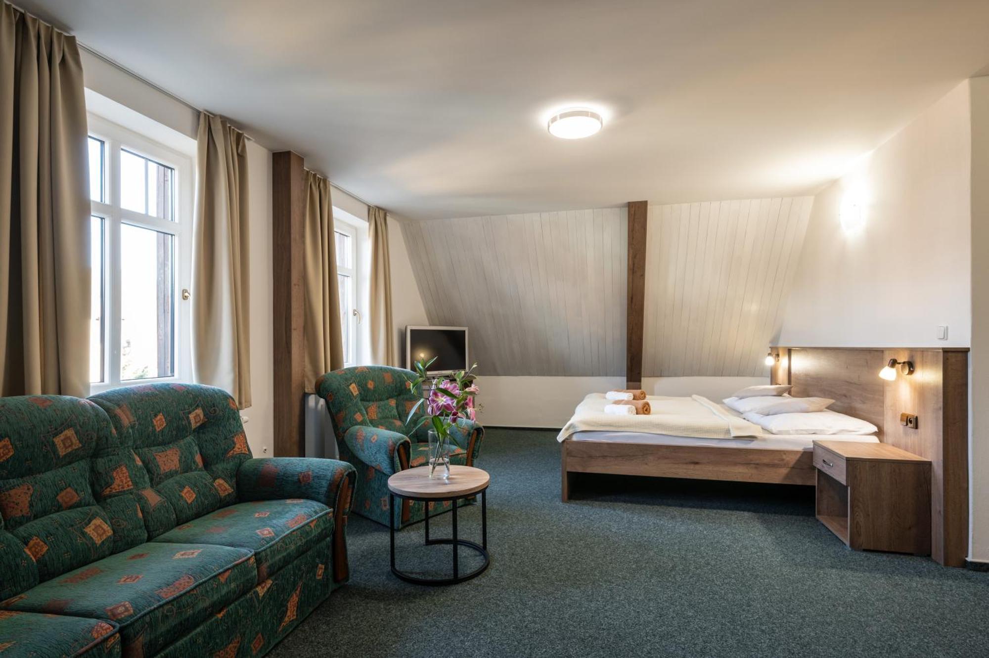 Valassky Hotel A Pivni Lazne Ogar Luhačovice Exterior foto